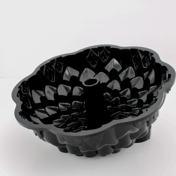 NordicWare Heavy Cast Aluminum Chrysanthemum Bundt Pan & Cake Keeper - Picture 4 of 9